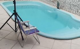 Piscina e área para churrasco